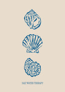 Salt Water Therapy – Drie Blauwe Schelpen – Drie blauwe schelpen boven de woorden Salt Water Therapy op beige.