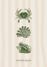 Salt Water Therapy – Groene Krab en Schelpen – Een groene krab en twee schelpen op zachte beige strepen.