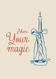 Share Your Magic – Kaars met Blauwe Strik – Een blauwe kaars met een sierlijke strik naast de rode quote Share Your magic op beige.