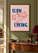 Slow Living – Krab en Oesters op Roze Raster in een klassieke hal met een olijfgroene muur