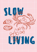 Slow Living – Krab en Oesters op Roze Raster – Blauwe Slow Living letters en rode zeevruchtenillustraties op een roze raster.