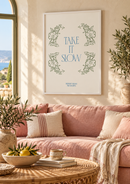 Take It Slow – Groene Bloemen en Blauwe Letters in een sfeervol interieur