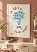 The Art of Slow Living – Blauwe Bloemenvaas in een slaapkamer met een oudroze muur en crème dressoir
