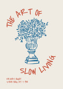 The Art of Slow Living – Blauwe Bloemenvaas – Een blauwe sierlijke bloemenvaas met rode The Art of Slow Living letters op crème.