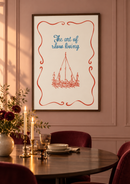The Art of Slow Living – Rode Kroonluchter in een eetkamer met een roze muur en donkere houten tafel