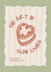 The Art of Slow Living – Rode Taart op Groen – Een rode taart en handgeschreven woorden in een golvend gestreept vlak op groen.