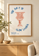 The Art of Slow Living – Sierlijke Vaas boven een houten dressoir in een licht interieur met natuurlijke accessoires.