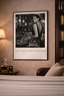 Luxe interieur met zwart-wit poster “Leave A Little Sparkle Wherever You Go” in warme hotel chique setting