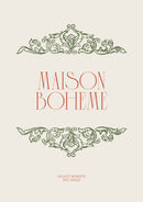 Rode Maison Bohème letters tussen twee sierlijke groene ornamenten op een zachte crème achtergrond.