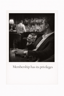 Zwart-wit poster met quote “Membership Has Its Privileges” met luxe bar en whisky sfeer