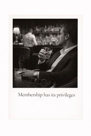 Zwart-wit poster met quote “Membership Has Its Privileges” met luxe bar en whisky sfeer