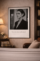 Luxe slaapkamer met zwart-wit poster “Not rich just well raised” in warme hotel chique setting