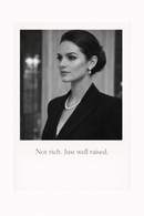 Zwart-wit poster met quote “Not rich just well raised” met elegante vrouw in klassieke outfit