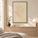 Paul Klee - Beschwingter Tanz (1930) in een rustige ivoorkleurige slaapkamer boven een lichte houten ladekast