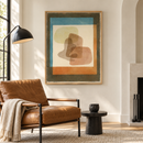 Paul Klee - Freies, streng gefasst (Free Forms Rigidly Mounted) (1930) in een verfijnde crèmekleurige lounge met een leren fauteuil