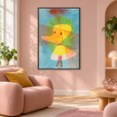 Paul Klee - Kleiner Gartengeist (Small Garden Ghost) (1929) in een speelse pastel woonkamer met een oudroze fauteuil