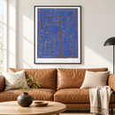 Paul Klee - Late Evening Looking Out of the Woods (1937) in een lichte Scandinavische woonkamer boven een karamelkleurige bank