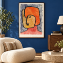 Paul Klee - Praetendent (Pretender) (1939) in een lounge met blauwe accenten en een lage crèmekleurige bouclé fauteuil