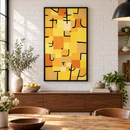 Paul Klee - Signs in Yellow (1937) in een eethoek met witte bakstenen boven een walnoten dressoir