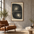 Paul Klee - Spiralschraubenblüten I (Spiral Screw Flowers I) (1932) in een minimalistische loft met beton en een cognackleurige leren fauteuil