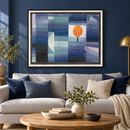 Paul Klee - The Harbinger of Autumn (1922) in een donkerblauwe woonkamer boven een lichtgrijze bank