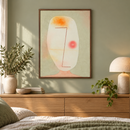 Paul Klee - Untitled (Kopf) (1934) in een zachtgroene slaapkamer boven een lage eiken ladekast