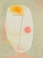 Paul Klee – Untitled (Kopf): Een gestileerd ovaal gezicht met dunne rode lijnen, een oranje accent en een roze cirkel op een zachte grijsgroene achtergrond.
