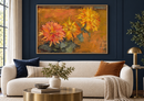 Piet Mondriaan - Drie Chrysanten (circa 1899-1900) in een eiken lijst boven een crèmekleurige bank tegen een donkerblauwe muur