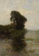 Piet Mondriaan – Landzicht Farm under Light Blue Sky: Een donker boomrijke oever met spiegelingen in het water en een lichte hemel.