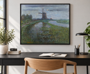 Piet Mondriaan - Oostzijdse Mill along the River Gein by Moonlight (c. 1903) in een zwarte lijst boven een bureau in een moderne werkkamer