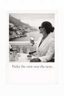 Zwart-wit poster van vrouw met wijnglas op balkon met zeezicht, tekst “Prefer The View Over The News”, luxe minimalistische wanddecoratie
