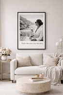 Stijlvolle zwart-wit poster van vrouw met wijnglas en uitzicht op zee met quote Prefer The View Over The News, perfect voor luxe interieur