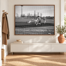 Historische foto van PSV tegen Ajax in 1964 in een houten lijst boven een witte console in een lichte hal.