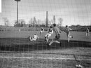 Spelmoment voor het PSV-doel tijdens PSV–Ajax op 5 april 1964 in Eindhoven, met keeper Bals en spelers van beide teams.