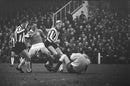 PSV tegen GVAV op 29 november 1964: La Crois bij keeper Bals, met Pijs links en Kemper rechts.