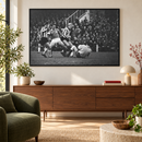 Ingelijste zwart-witfoto van PSV tegen GVAV in 1964 boven een houten dressoir in een woonkamer.