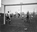Spelmoment voor het PSV-doel tijdens PSV–Heracles op 1 november 1964, met Peter Kemper links in het doel.