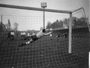 Keeper Bals maakt een redding tijdens PSV tegen Heracles op 1 november 1964, gefotografeerd achter het doel.