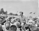 Fons van Wissen op de schouders na PSV tegen Ajax op 9 juni 1963, toen PSV landskampioen werd.