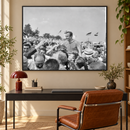 Ingelijste kampioensfoto van Fons van Wissen bij PSV in 1963 boven een bureau in een werkkamer.