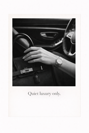 Zwart-wit poster met quote “Quiet luxury only” met luxe handtas en horloge in stijlvolle setting