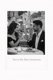 Zwart-wit poster van stijlvol koppel dat proost met wijn met quote “Savor the finer moments”