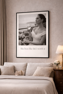 Luxe slaapkamer interieur met zwart-wit poster “She Lives Like She’s Worth It” voor een rustige en elegante sfeer