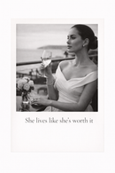 Zwart-wit poster met quote “She Lives Like She’s Worth It” met elegante vrouw aan zee en luxe uitstraling