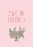 Rode Slow living letters boven een fijn groen bloemenboeket in een vaas op roze.