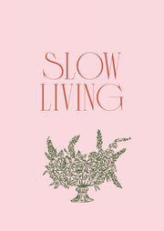 Rode Slow living letters boven een fijn groen bloemenboeket in een vaas op roze.