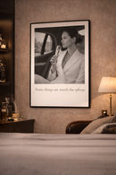 Luxe interieur met zwart-wit poster “Some Things Are Worth The Splurge” in warme hotel chique setting