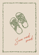 Twee groene slippers boven rode Sun and sand letters binnen een fijne groene golfrand op beige.