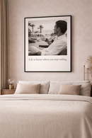 Minimalistische woonkamer met luxe zwart-wit poster “Life Is Better When You Stop Rushing” voor een rustige en stijlvolle uitstraling