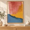 Golden Horizon abstracte poster in oudroze en oker in houten lijst boven een eiken kast in een warm interieur